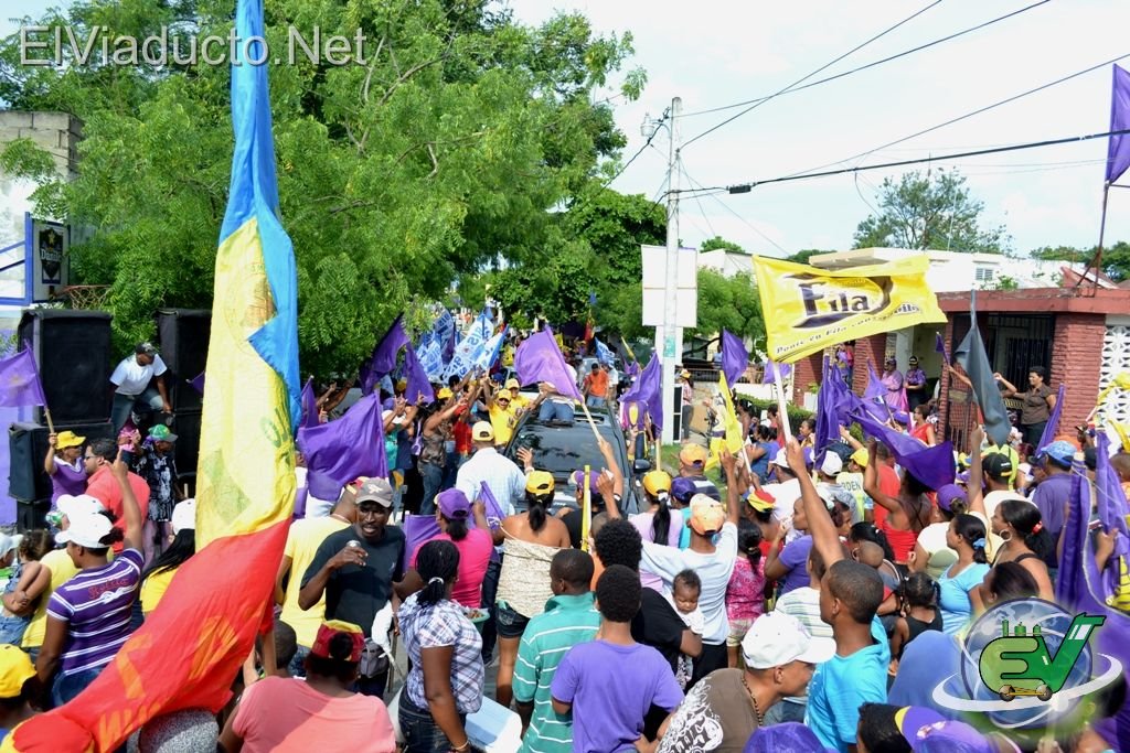 Simpatisantes esperan a Danilo Medina en marcha caravana en Moca